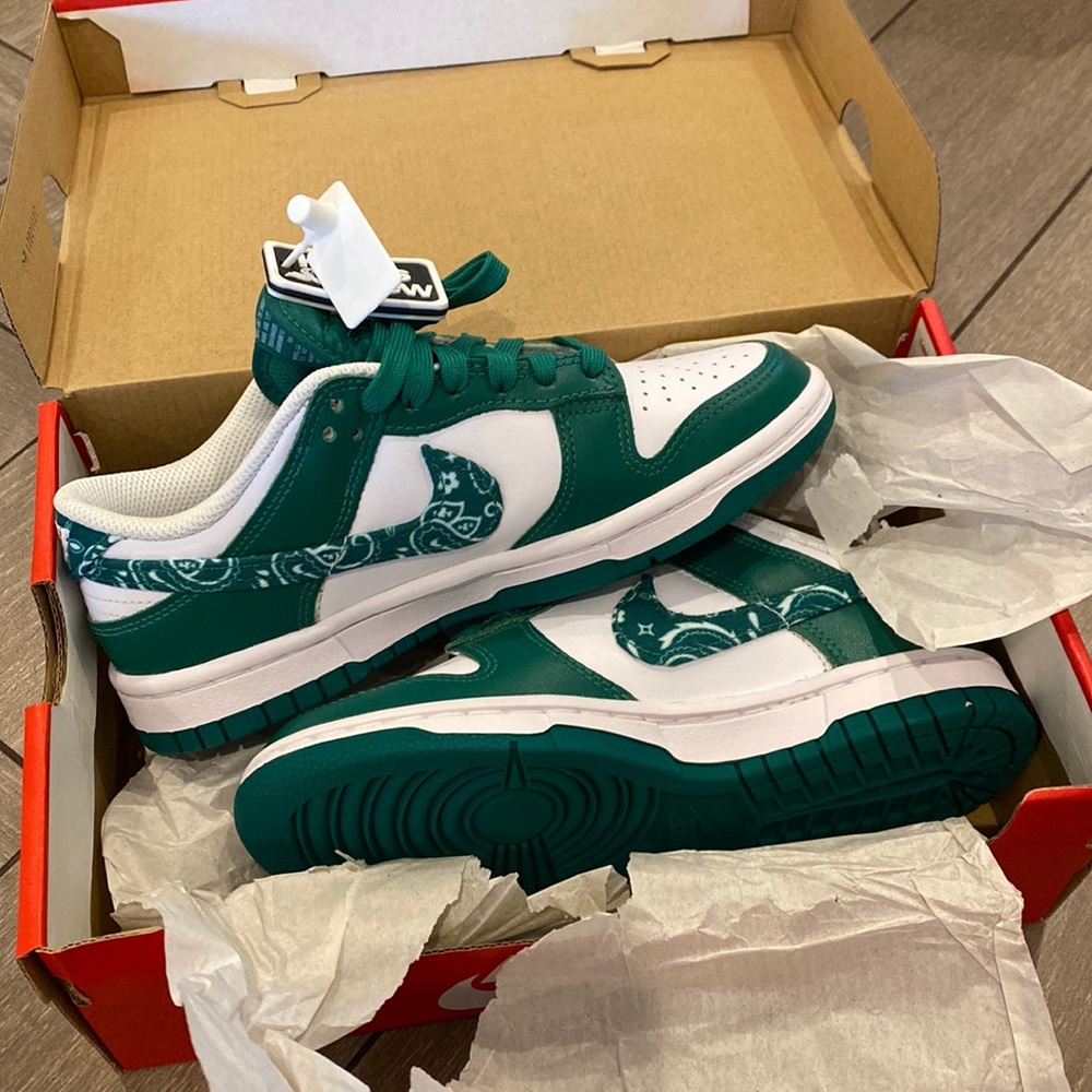 W Nike Dunk Low Ess kids size 5